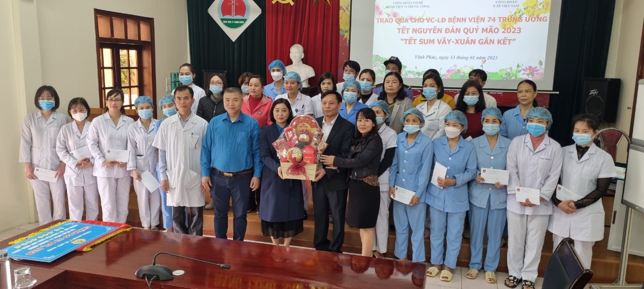 Công đoàn Y tế Việt Nam tặng quà cho nhân viên  Bệnh viện 74 Trung ương có hoàn cảnh khó khăn