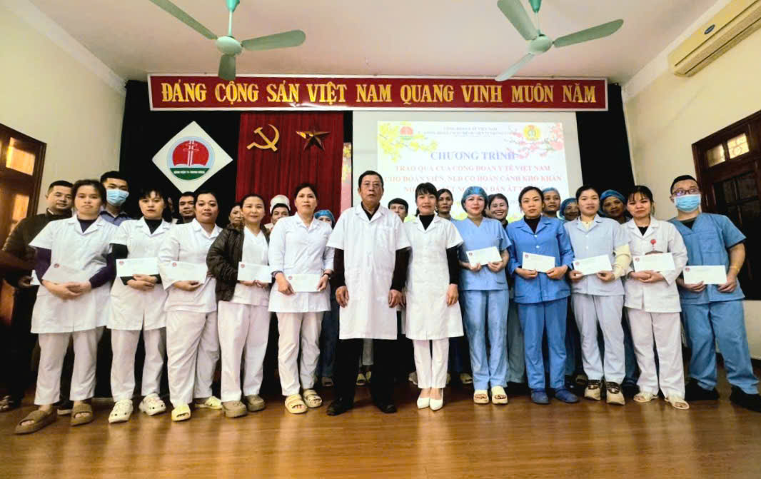 TRAO QUÀ CỦA CÔNG ĐOÀN Y TẾ VIỆT NAM CHO ĐOÀN VIÊN, NGƯỜI LAO ĐỘNG CÓ HOÀN CẢNH KHÓ KHĂN NHÂN DỊP TẾT NGUYÊN ĐÁN ẤT TỴ 2025