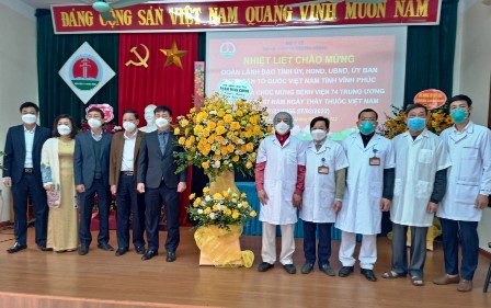Trao hoa của Thủ tướng Chính phủ chúc mừng Bệnh viện 74 Trung ương nhân ngày Thầy thuốc Việt Nam